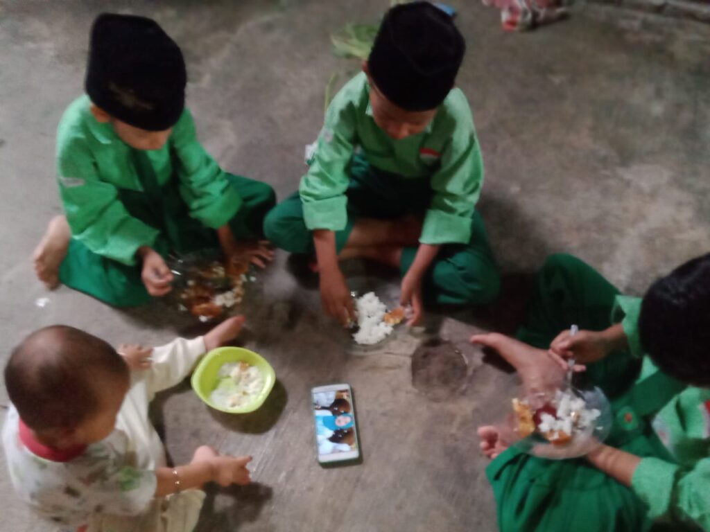 Makan bersama yatim dan dhuafa di yayasan situbondo